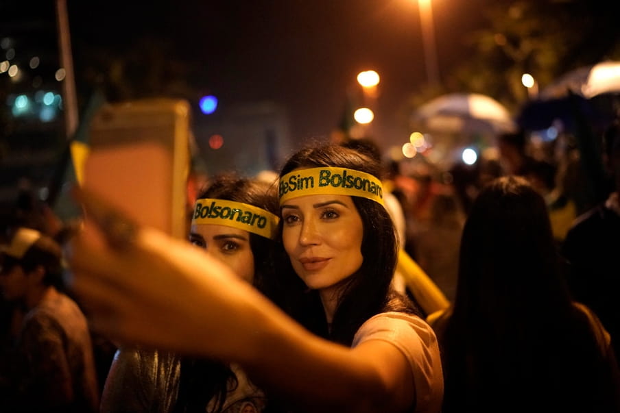 Supporters van Bolsonaro vieren feest nadat ze te horen hebben gekregen dat hij de verkiezing gewonnen heeft. Foto: Leo Correa / AP
