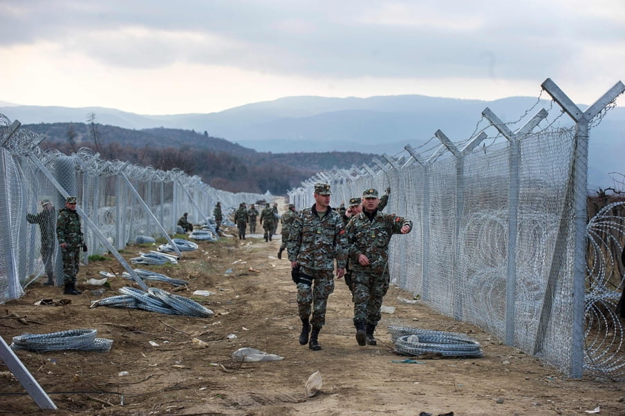 8 februari 2016: Militairen installeren een hek op de grens tussen Macedonië en Griekenland. Foto: Robert Atanasovski / AFP