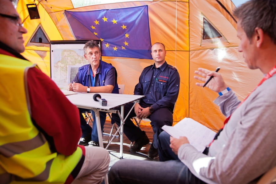 De persconferentie met de EU-teamleider en het hoofd van de Modexland Rescue Board. Foto: Pieter van den Boogert