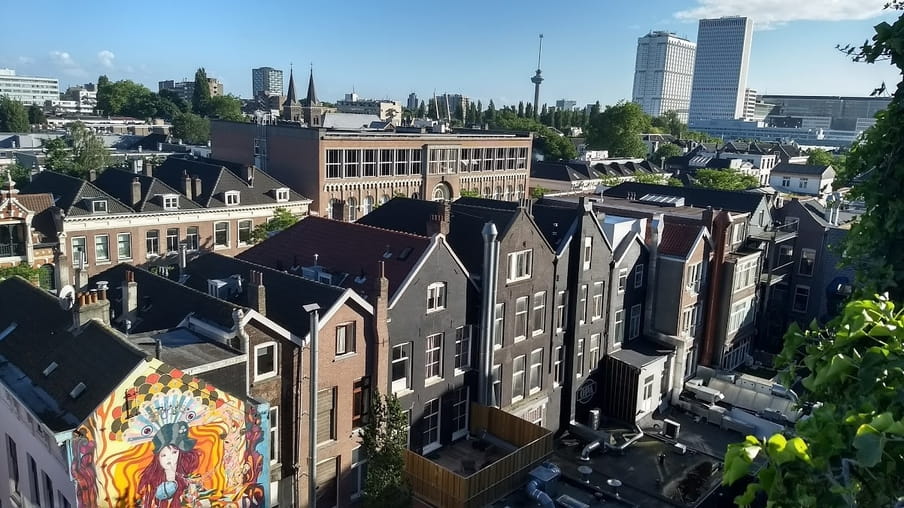 Deze foto van Rotterdam nam ik vanaf de zestiende verdieping van Parking Westblaak, waar vaker feestjes zijn.