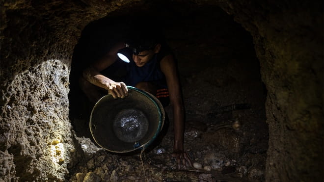 Een mijnwerker in een goudmijn in Las Parcelas, Tumeremo. Foto: Ignacio Marin