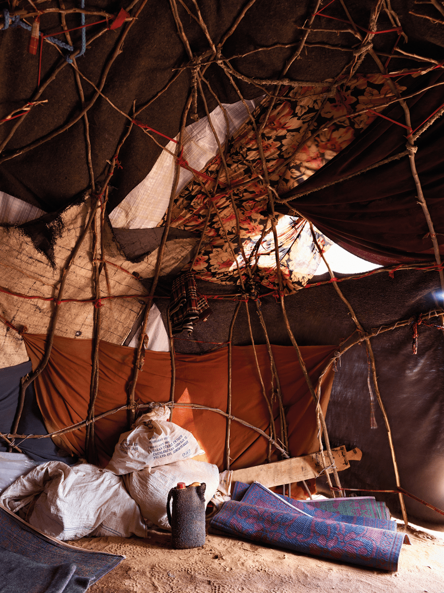 Interieur van een gezinshut in Dadaab. Foto: James Mollison/Getty Images