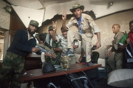 Rebellen vieren feest als ze een van de paleizen van Kadhafi hebben veroverd op 24 augustus 2011. Foto: Paul Conroy/Hollandse Hoogte