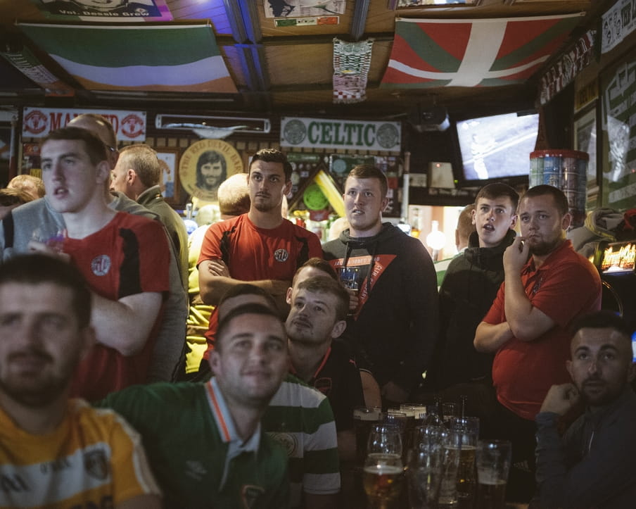 Een groepje Katholieke voetbalsupporters die Celtic Glasgow aanhangen kijken een wedstrijd tegen de lokale Protestantse Linfield club, Belfast. 