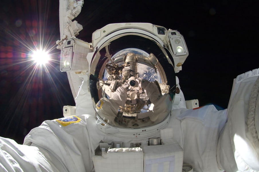 Selfie van Aki Hoshide, 18 september 2012. Bron: NASA