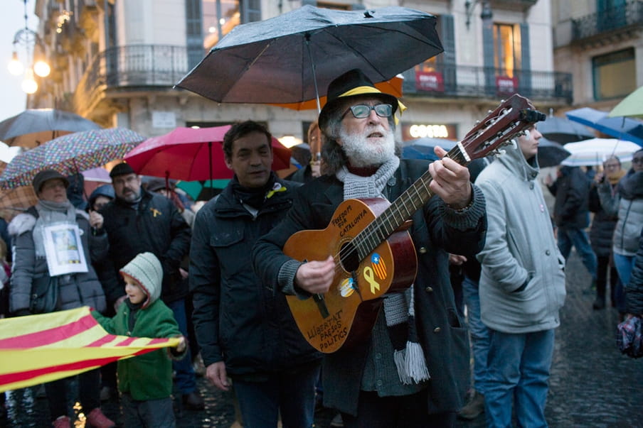 Muzikant en activist Francesc Muñoz speelt de melodie van ‘L’Estaca’, een lied gecomponeerd door de zanger Lluís Llach in 1968. Onder Franco stond het nummer symbool voor de Catalaanse onderdrukking. Foto: Myriam Meloni (voor De Correspondent)