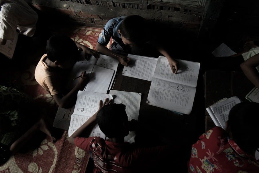 De kinderen die in Aung Mingalar wonen hebben beperkte mogelijkheden om onderwijs te kunnen volgen. Foto: Andreas Staahl