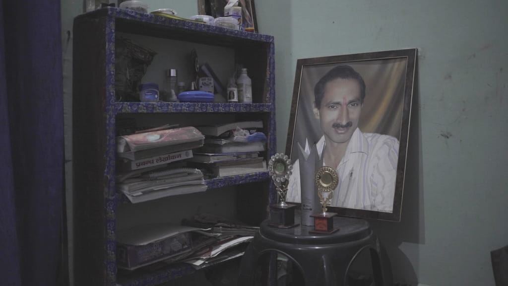 Een foto van Jagendra Singh in het huis van zijn familie. Beeld: Forbidden Stories