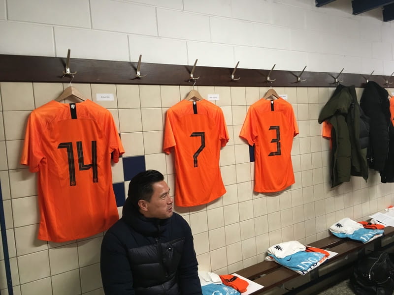 Voormalig FC-Utrecht-spits Michael Mols in de kleedkamer (Foto: Teun Meurs)