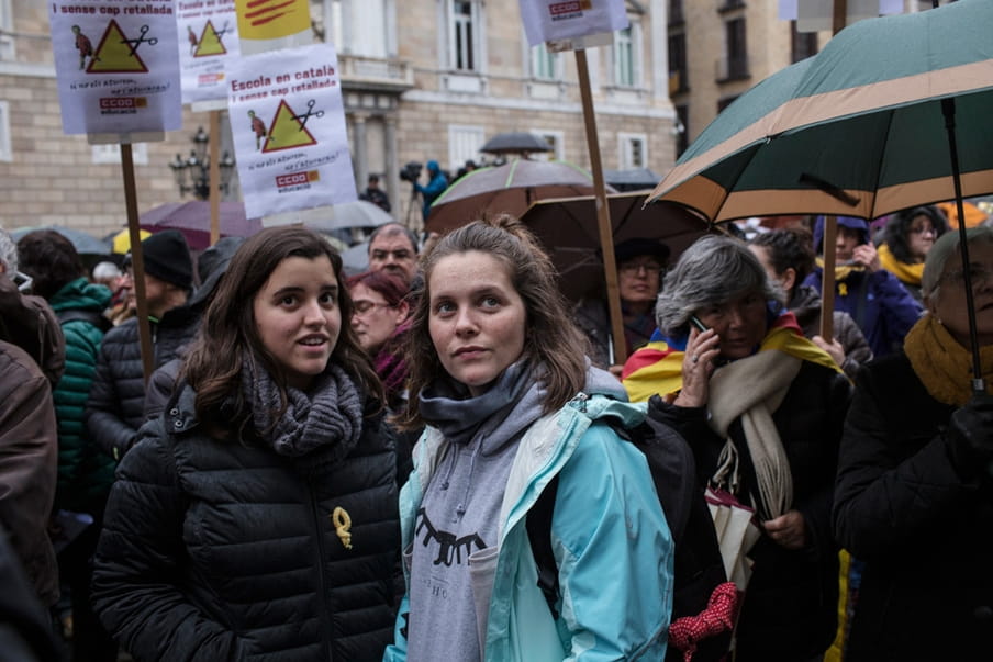 Twee studenten bij een demonstratie tegen het afschaffen van de Catalaanse taal als voertaal in Catalaanse scholen. Foto: Myriam Meloni (voor De Correspondent)