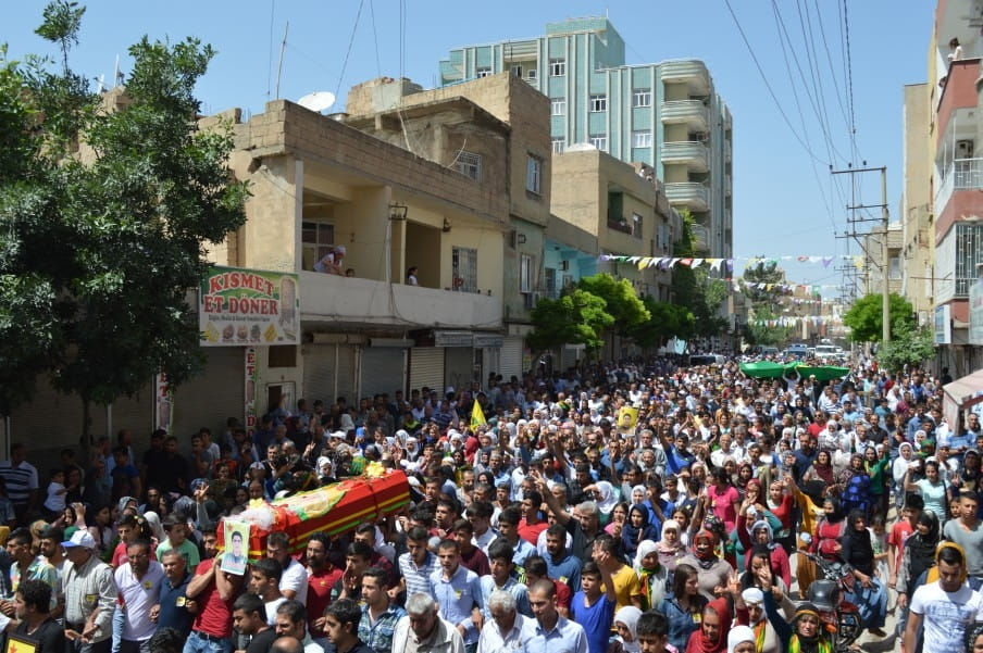 ‘Duizenden Koerden zetten zich in beweging, voorop lopen jongeren met de beeltenis van Öcalan. Auto’s beginnen te toeteren, uit talloze steegjes komen mensen aangesneld en voegen zich bij de stoet.’ Foto: Tan Tunali