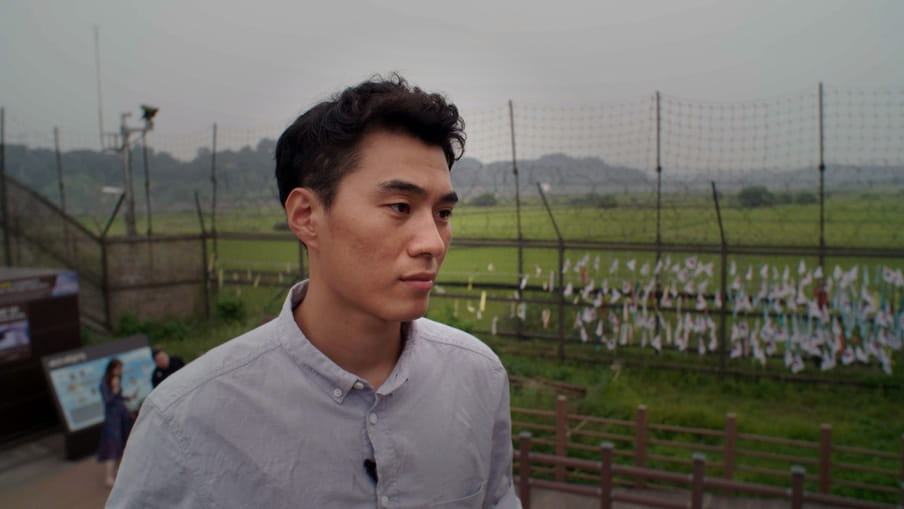 Yuseong is de zoon van een Noord-Koreaanse dwangarbeider, die naar Zuid-Korea gevlucht is. Still uit de documentaire Dollar Heroes