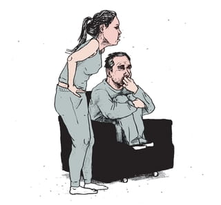 Een tekening van een vrouw die in een ongemakkelijke houding staat naast een stoel waarop een man met opgetrokken benen op zijn nagels zit te bijten. In deze illustratie heeft illustrator Gijs Kast zijn interpretatie gegeven van de situatie waarin patiënten zich in inrichtingen begeven.
