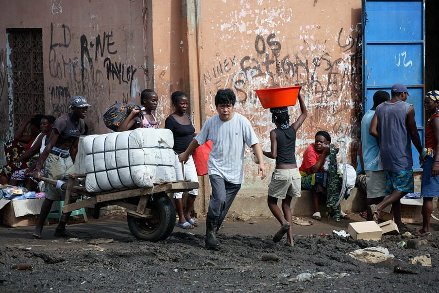 Een Chinese zakenman vervoert, samen met zijn werknemer, goederen die zijn overgevolgen uit China. In de Angolese stad Luanda wonen veel Chinezen. Foto: Per-Anders Pettersson/Getty Images