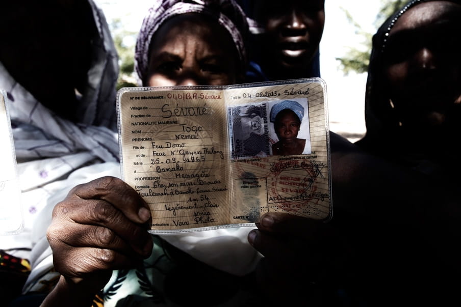 Een Malinese vrouw in Mopti toont haar ID-kaart. Dit document is noodzakelijk om te kunnen reizen in Mali en niet te worden verdacht deel uit te maken van de rebellen. Foto: Andreas Stahl