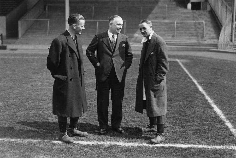 Herbert Chapman (midden), trainer van Arsenal, circa 1932. Foto: Getty Images