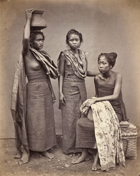 Drie slavinnen (sepangan) van de radja van Boeleleng, 1865. Foto: I. van Kinsbergen / Leiden University Library