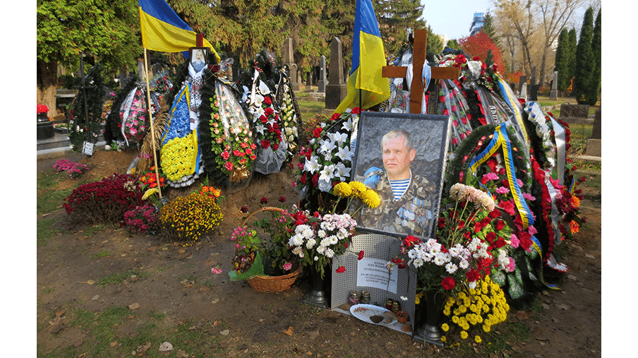 Oktober 2014: Pro-Oekraïense strijders en een journalist liggen begraven op de Loekjanovskajabegraafplaats in de Oekraïense hoofdstad Kiev. Ze zijn allen omgekomen in Oost-Oekraïne. Foto: Floris Akkerman