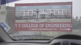 Vanuit de auto gefotografeerd richtingsbord van het V.V. College of Engineering.