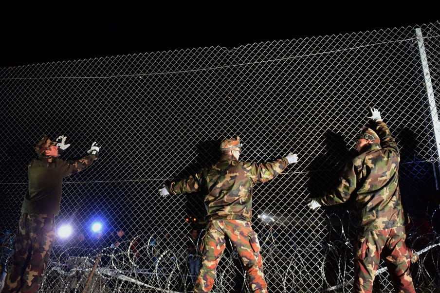 16 oktober 2015: Militairen sluiten de grens tussen Hongarije en Kroatië. Foto: Attila Kisbenedeka / AFP