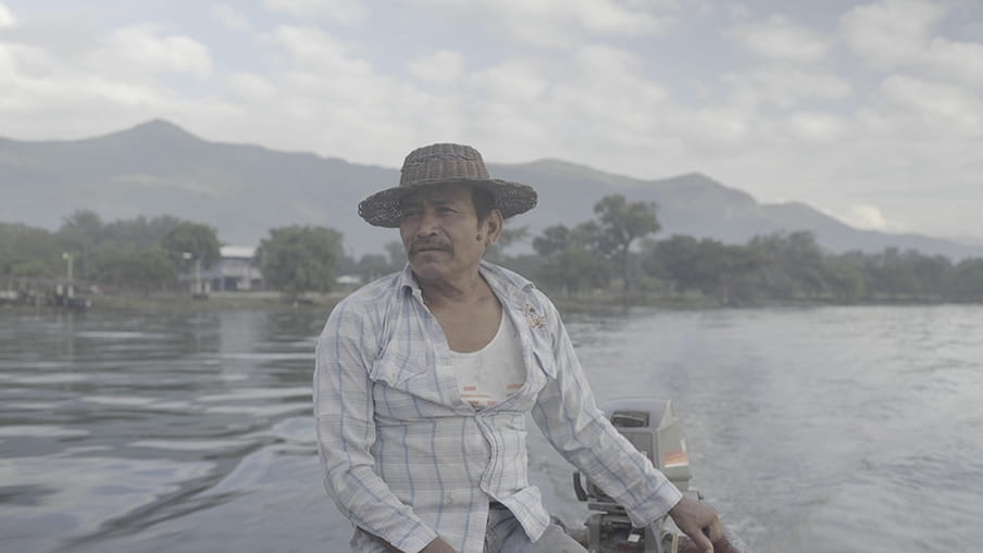 Een portret van een visser op het Izabal-meer in Guatamala.