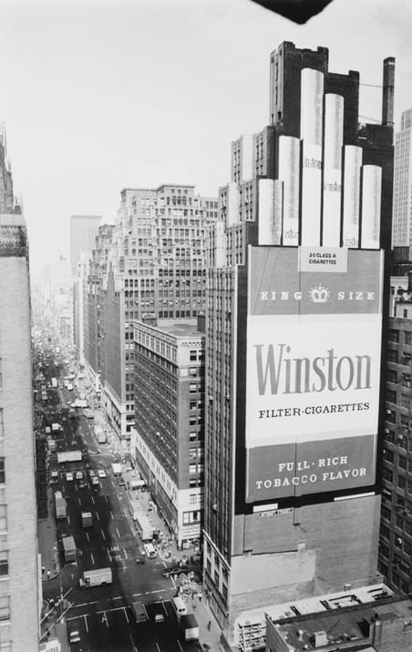 Advertentie van Winston, 1974. Deze twintig etages tellende advertentie kostte acht schilders 1400 uur en 473 liter verf om te maken.