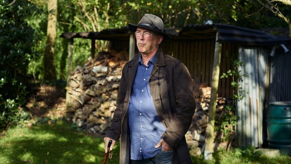 Een portret van Henk Blanken in zijn achtertuin.