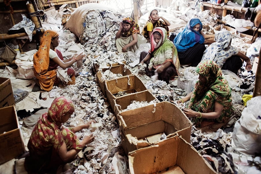 Werkneemsters sorteren textielresten. Foto: Pieter van den Boogert