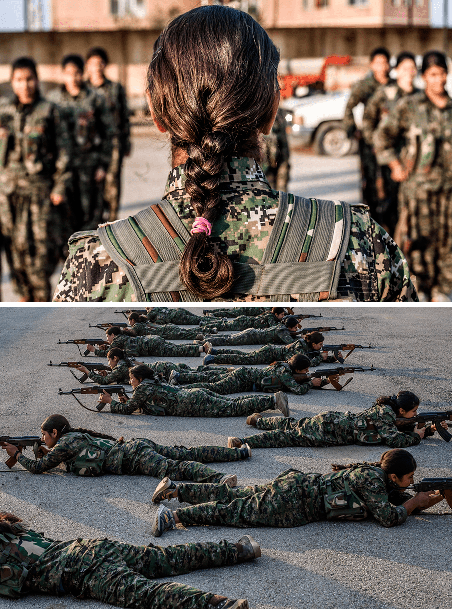 Foto boven: YPJ-commandant Gulestan (19) spreekt haar rekruten toe. Foto onder: YPJ-strijders tijdens een training in Deriq, Syrië. Foto’s: Andreas Stahl
