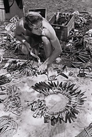 Oprichter Yvon Chouinard tussen zijn verzameling pitons, 1969. Beeld: Glen Denny