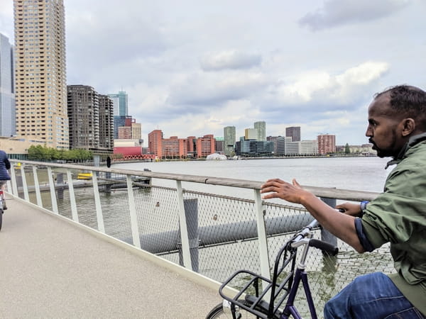 Ahmed Abdillahi (39) op de brug naar de Kop van Zuid. Foto:’s Arjen van Veelen