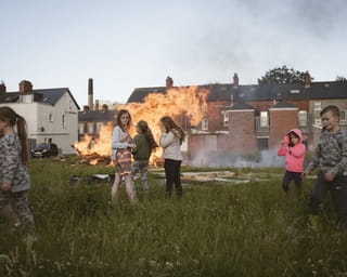 Jongeren staan rondom een vreugdevuur in Belfast.