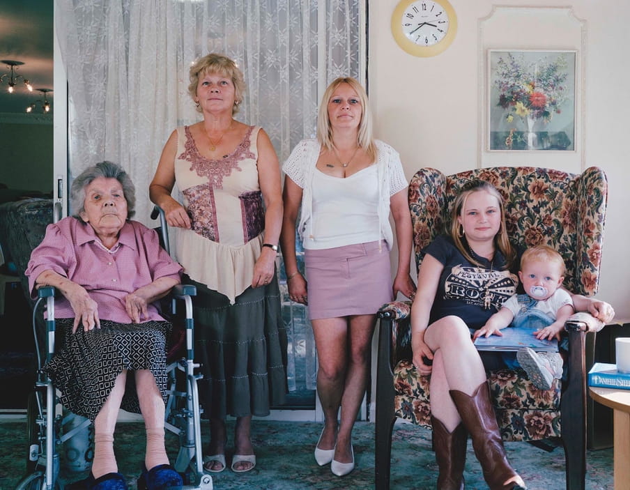 Nellie Thorpe (85), Christine Ward (55), Lynne Bathgate (36), Lindsay Bathgate (18) en Tegan Bathgate (21 months) uit de serie Generations door Julian Germain