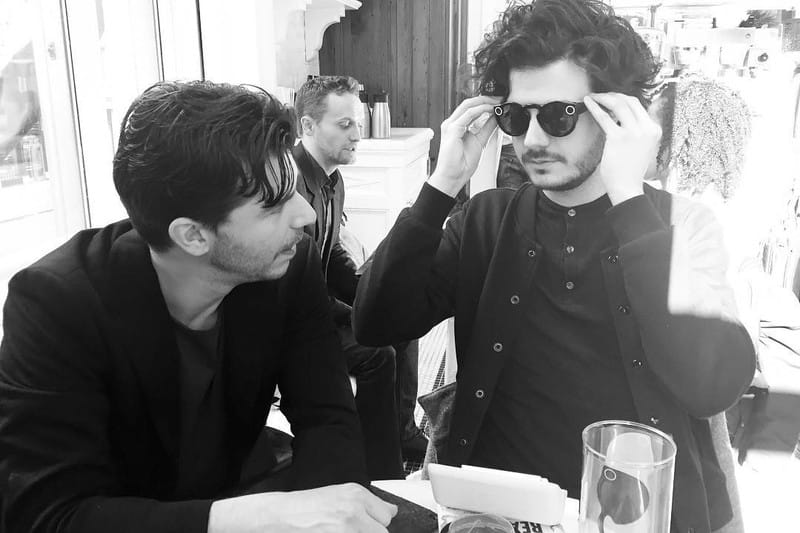 Hoofdredacteur Rob Wijnberg en ik in de weer met een Snapchat-bril. Foto: Harald Dunnink