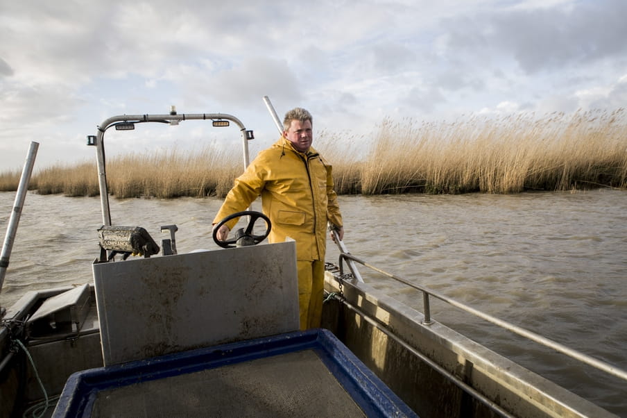 Mickaël Vallée op een zijrivier van de Loire, hij heeft vergunning om op glasaal te vissen. Foto: Florian Buettner