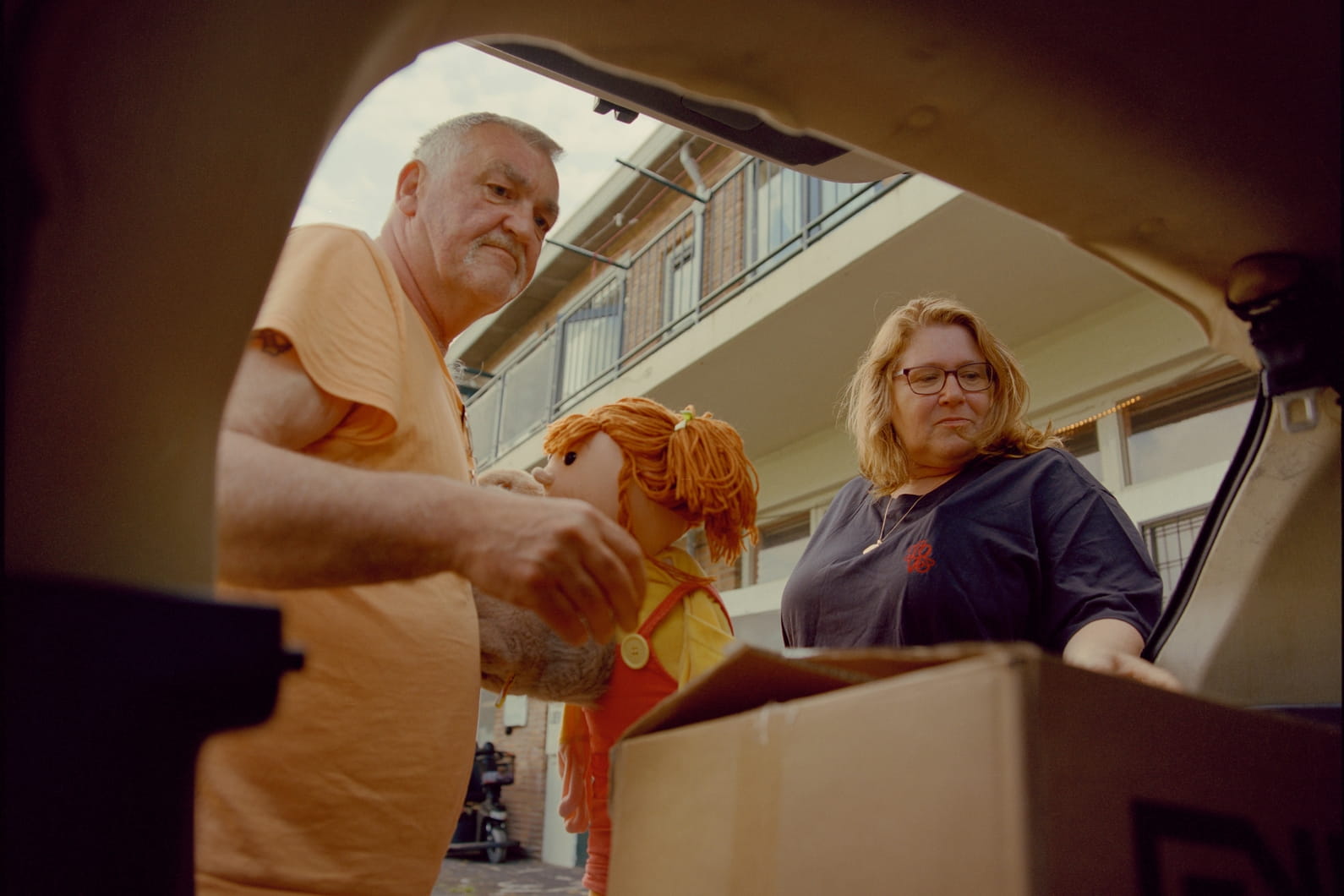 Om hulp vragen is het allermoeilijkst. Maar bij Jolanda in de weggeefwinkel kan je het leren