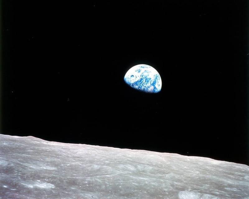 ‘Earthrise’, geschoten tijdens de eerste bemande missie naar de maan. Bron: NASA