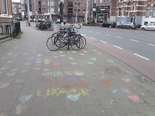 Een stoepkrijtboodschap bij mij om de hoek.