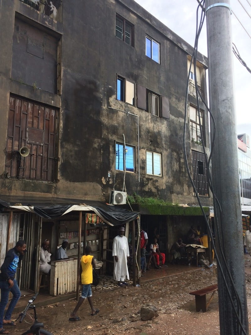 Dit bemoste gebouw is de ‘lokale Western Union’ van Benin City. 